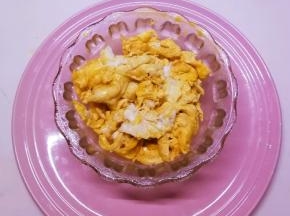 炒好后盛到碗里备用。