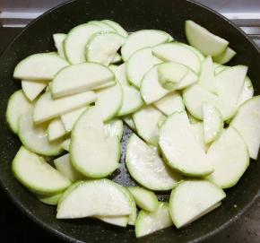 锅中再次加入一汤匙食用油 油热放入西葫片翻炒断生。