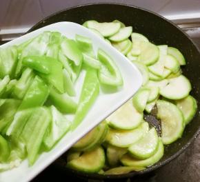 放入青椒翻炒。