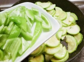 放入青椒翻炒。
