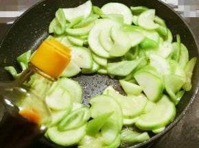 放入生抽提味
