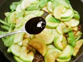 放入蚝油增鲜