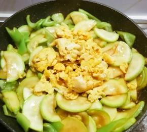 倒入炒好的鹅蛋，翻炒均匀入味。