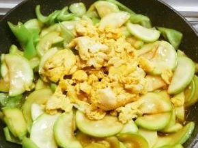 倒入炒好的鹅蛋，翻炒均匀入味。