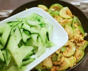 放入黄瓜片，翻炒均匀即可关火。