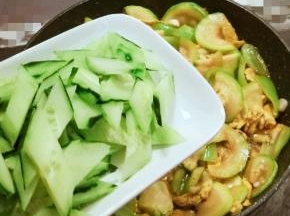放入黄瓜片，翻炒均匀即可关火。