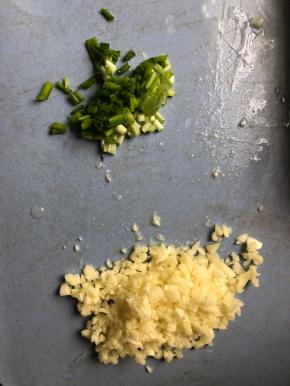 葱切葱花，蒜切末。