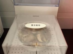 把盘子摆入蒸汽料理机里，选择时间25分钟就可以了。没有料理机的，放锅里也是一样的。