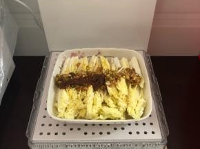 把盘子摆在蒸汽料理机上。