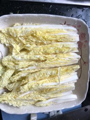 一棵娃娃菜洗净切小段后控干水分摆在盘子里。