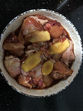 搅拌均匀后盖保鲜膜腌制2小时左右。