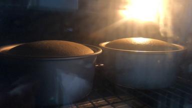 烤箱里的红茶戚风宝宝