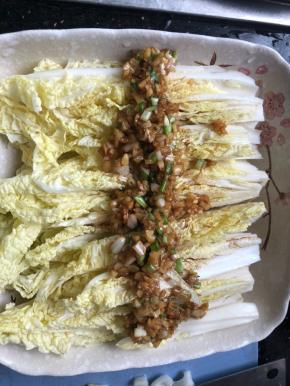 把炒好的蒜蓉摆在娃娃菜上面。