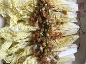 把炒好的蒜蓉摆在娃娃菜上面。