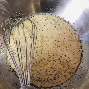 牛奶微波炉叮热一下，倒入茶叶碎，搅拌搅拌，泡泡～没有牛奶的就弄热水加奶粉泡吧～我女儿说，哇，妈妈，这个是奶茶香额，可不是吗～等不烫手～开始下一步，同时预热烤箱150度～