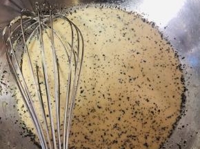 牛奶微波炉叮热一下，倒入茶叶碎，搅拌搅拌，泡泡～没有牛奶的就弄热水加奶粉泡吧～我女儿说，哇，妈妈，这个是奶茶香额，可不是吗～等不烫手～开始下一步，同时预热烤箱150度～