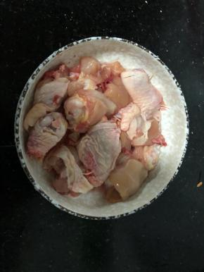 两只鸡腿洗净剁块，可以先去骨剁块。