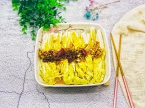 再把生抽水倒入盘子里就可以了！简单方便。