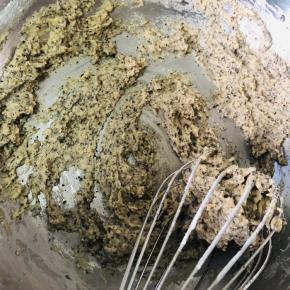 筛入低粉，搅拌均匀，这个是我女儿弄的