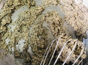 筛入低粉，搅拌均匀，这个是我女儿弄的