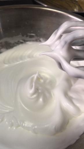 蛋白加柠檬汁或白醋，糖，盐，打发至图片状态