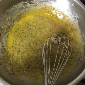 分离鸡蛋，蛋清入无水无油盆中备用，鸡蛋用冷藏的～蛋黄依次入面糊中搅拌均匀，这一步也是我女儿弄的