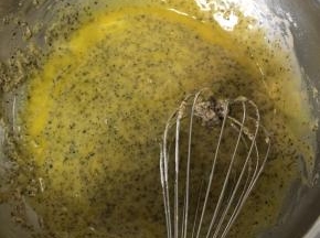 分离鸡蛋，蛋清入无水无油盆中备用，鸡蛋用冷藏的～蛋黄依次入面糊中搅拌均匀，这一步也是我女儿弄的