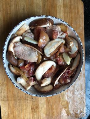 香菇洗净切片摆入盘子里，和鸡肉混合。