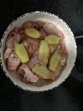 加入几片生姜，少许料酒。