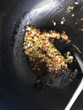 锅里烧热放油，改小火，放入蒜末葱花炒至微黄，加入适量生抽和盐调味即可！