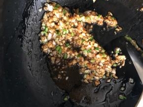 锅里烧热放油，改小火，放入蒜末葱花炒至微黄，加入适量生抽和盐调味即可！