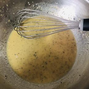 加入10克糖，玉米油搅拌均匀，乳化～