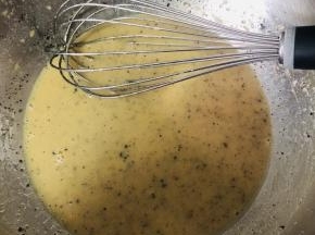 加入10克糖，玉米油搅拌均匀，乳化～