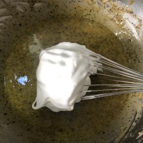 取1/3蛋白入蛋黄糊中搅拌均匀，再把这个糊倒入蛋白盆中，混合均匀，♾字型