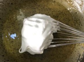 取1/3蛋白入蛋黄糊中搅拌均匀，再把这个糊倒入蛋白盆中，混合均匀，♾字型