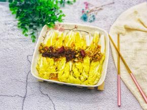 时间到了后小心地取出。把蒸出来的水倒在碗里加适量生抽调匀。