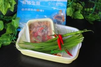 食材：麻辣小章鱼半成品一盒，韭菜、红辣椒、青辣椒。