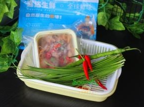 食材：麻辣小章鱼半成品一盒，韭菜、红辣椒、青辣椒。