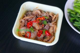 小章鱼室温内解冻，如果用微波炉不需要解冻，我用的炒锅，需要提前从冰箱取出解冻。