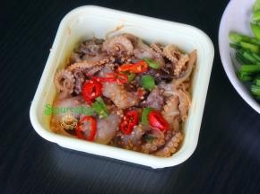 小章鱼室温内解冻，如果用微波炉不需要解冻，我用的炒锅，需要提前从冰箱取出解冻。