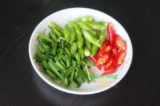 红辣椒、青辣椒、韭菜分别清洗干净，切好。如果要加其他菜，也分别清洗干净切好。