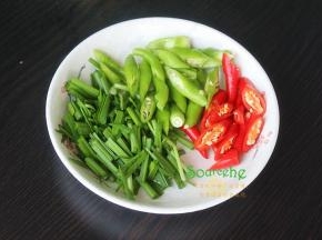 红辣椒、青辣椒、韭菜分别清洗干净，切好。如果要加其他菜，也分别清洗干净切好。