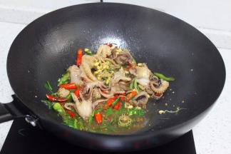 半成品里有豆芽、红辣椒、青辣椒、花椒、盐、糖等调料，炒这道菜不需要放盐，否则会太咸。