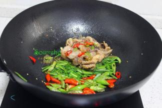 转为旺火，把解冻的小章鱼，倒入锅里爆炒，解冻的小章鱼有很多汤汁，要开始把固体和液体炒均，煮至入味。