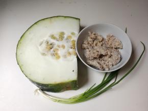 准备好冬瓜，肉末，葱