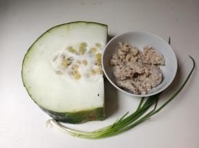 准备好冬瓜，肉末，葱