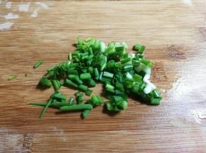 葱洗净切成葱花