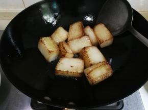 热锅热油放入冬瓜每个面煎至金黄盛出来