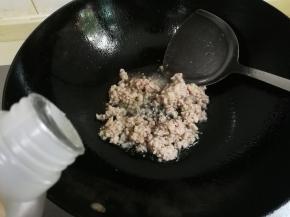 熟的肉末放入锅中，放入一勺料酒翻炒俩下