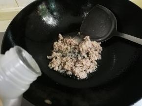 熟的肉末放入锅中，放入一勺料酒翻炒俩下